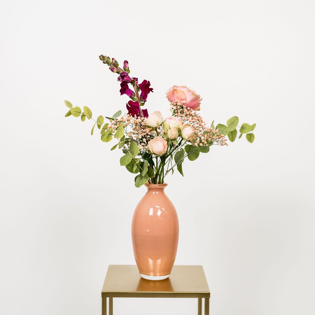 Dutz Vase gefüllt mit Blüten